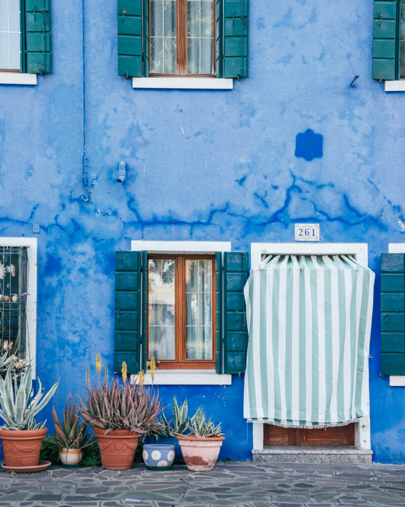 A complete travel guide to Burano including places to visit, viewpoints, restaurants and travel tips for the best Venice day trip.
