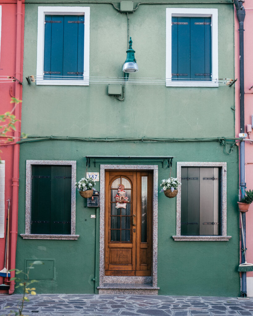 A complete travel guide to Burano including places to visit, viewpoints, restaurants and travel tips for the best Venice day trip.