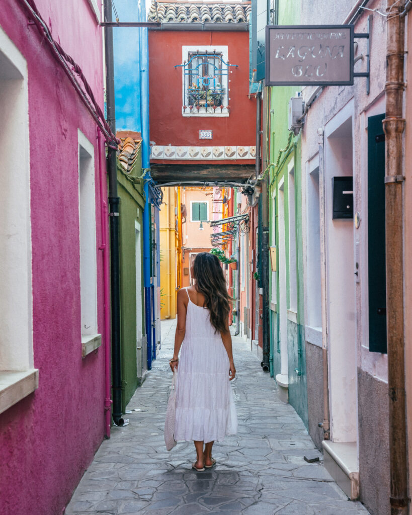 A complete travel guide to Burano including places to visit, viewpoints, restaurants and travel tips for the best Venice day trip.