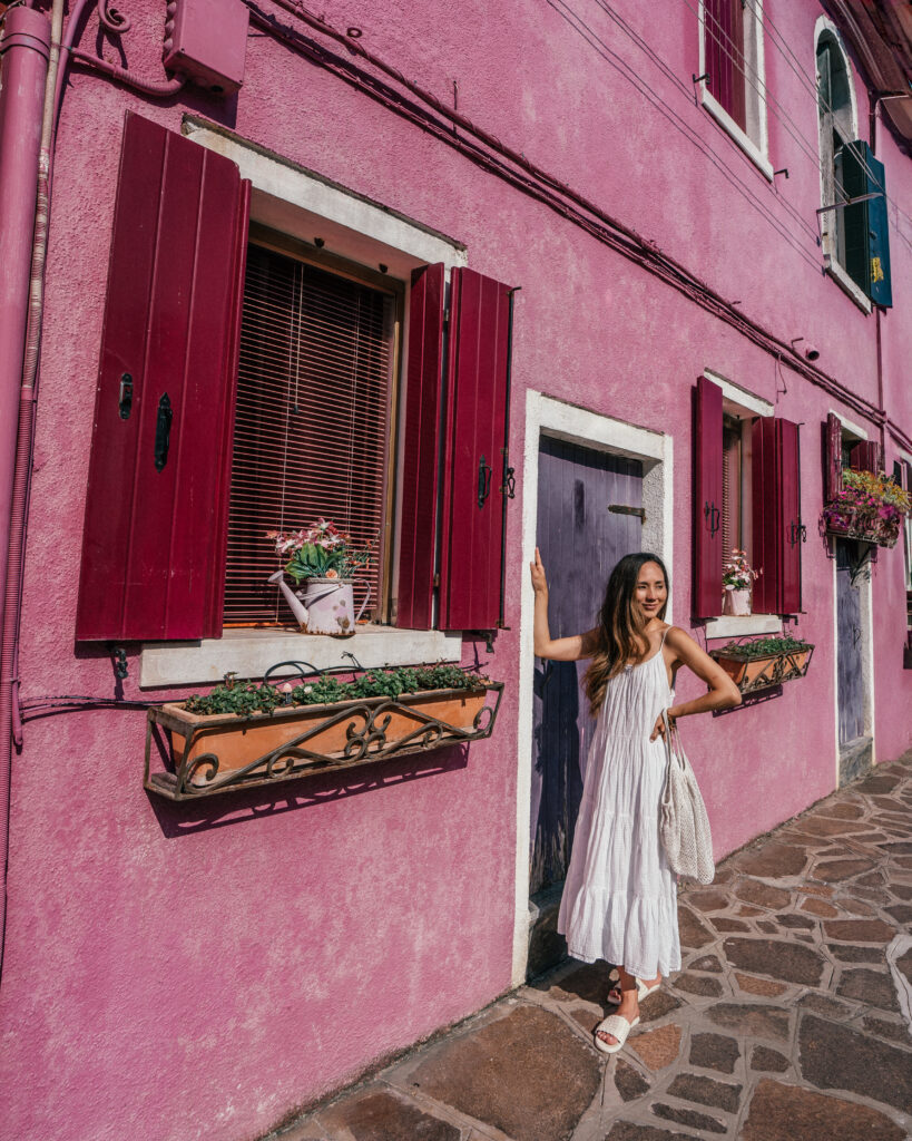 A complete travel guide to Burano including places to visit, viewpoints, restaurants and travel tips for the best Venice day trip.