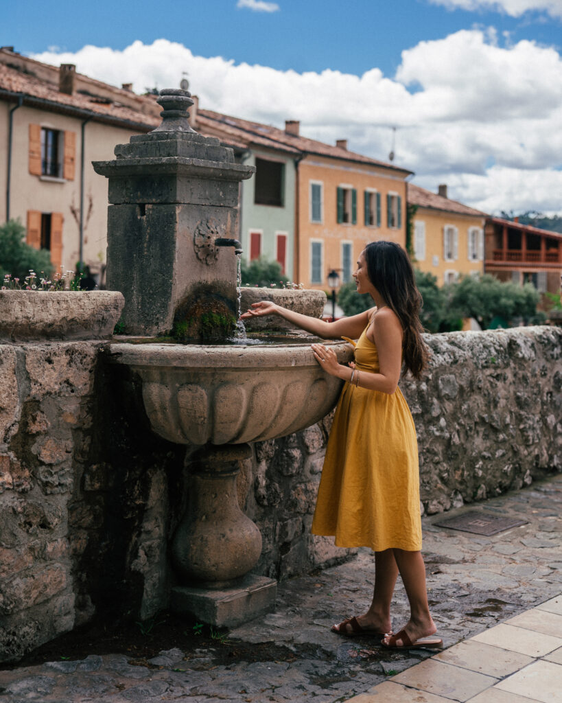 A complete travel guide to Moustiers-Sainte-Marie in the Provence region of France. 