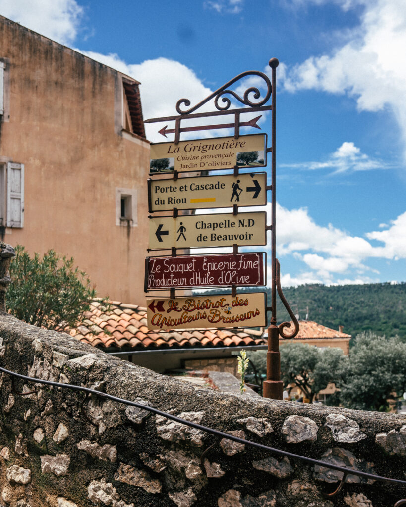 A complete travel guide to Moustiers-Sainte-Marie in the Provence region of France. 