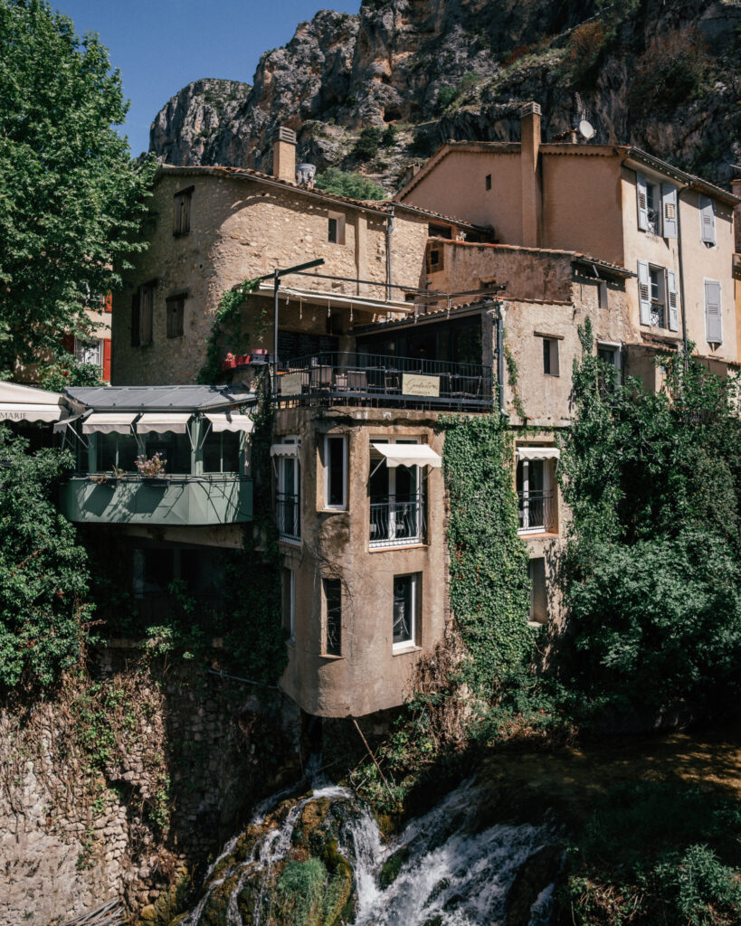 A complete travel guide to Moustiers-Sainte-Marie in the Provence region of France. 