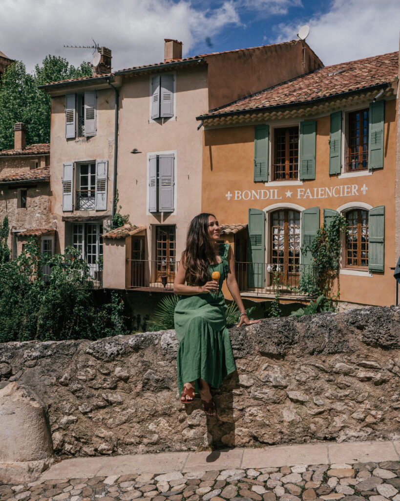 A complete travel guide to Moustiers-Sainte-Marie in the Provence region of France. 