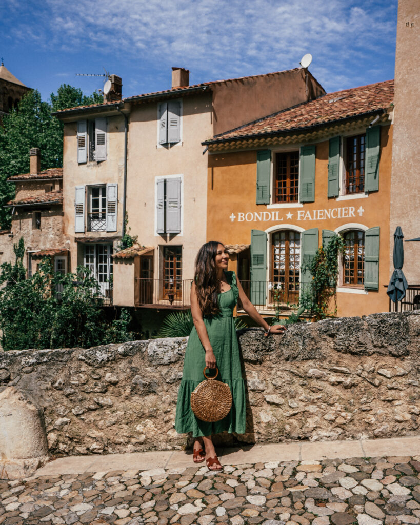 A complete travel guide to Moustiers-Sainte-Marie in the Provence region of France. 