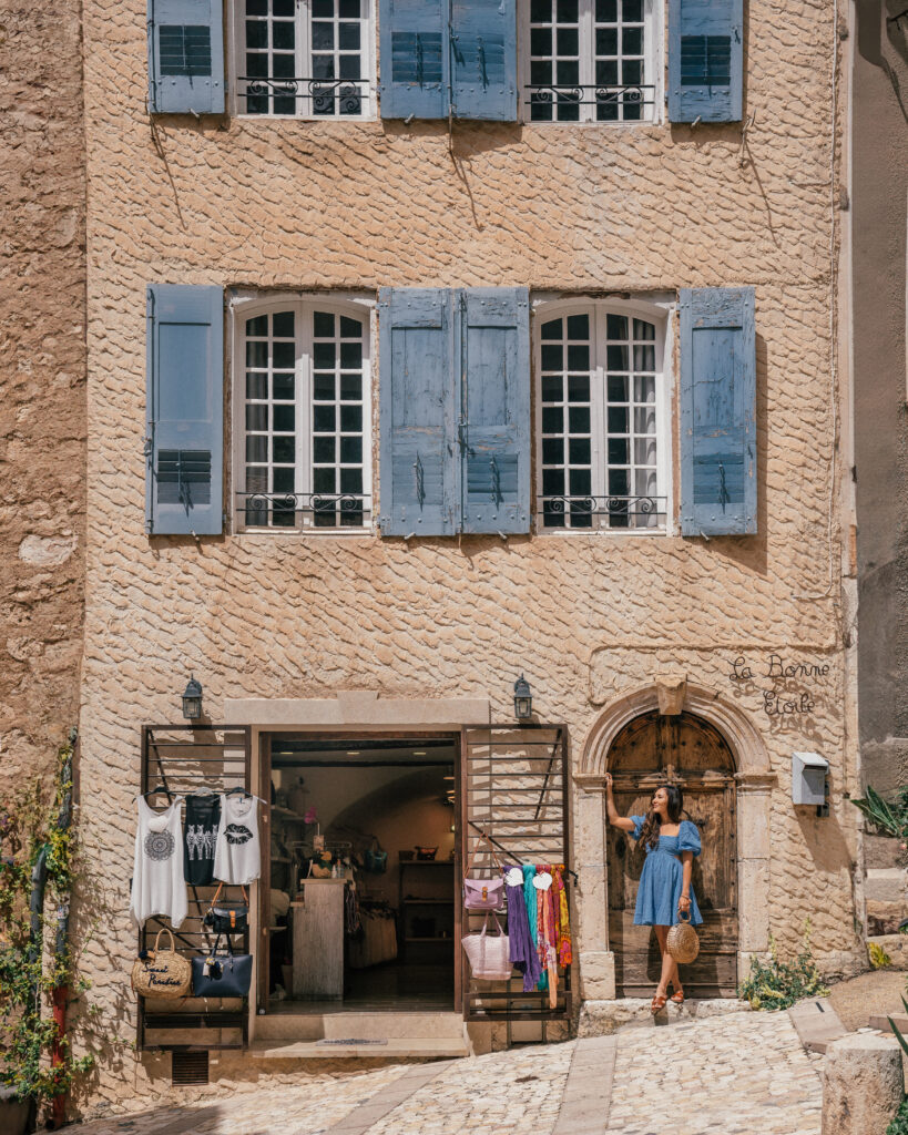 A complete travel guide to Moustiers-Sainte-Marie in the Provence region of France. 