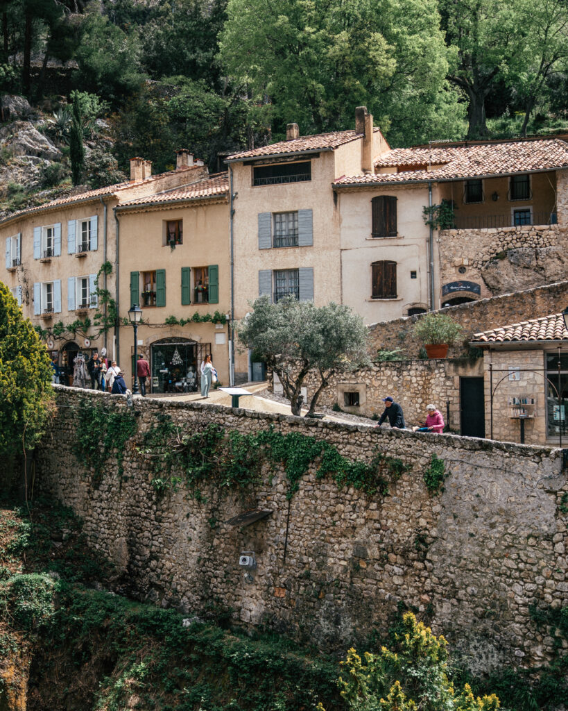 A complete travel guide to Moustiers-Sainte-Marie in the Provence region of France. 