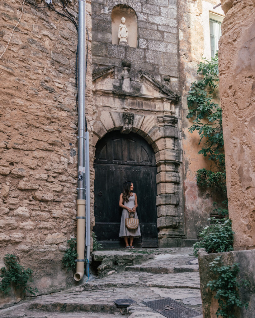 A complete travel guide to Gordes, in Provence including the best viewpoints, sights, hotels, restaurants, cafes and more.