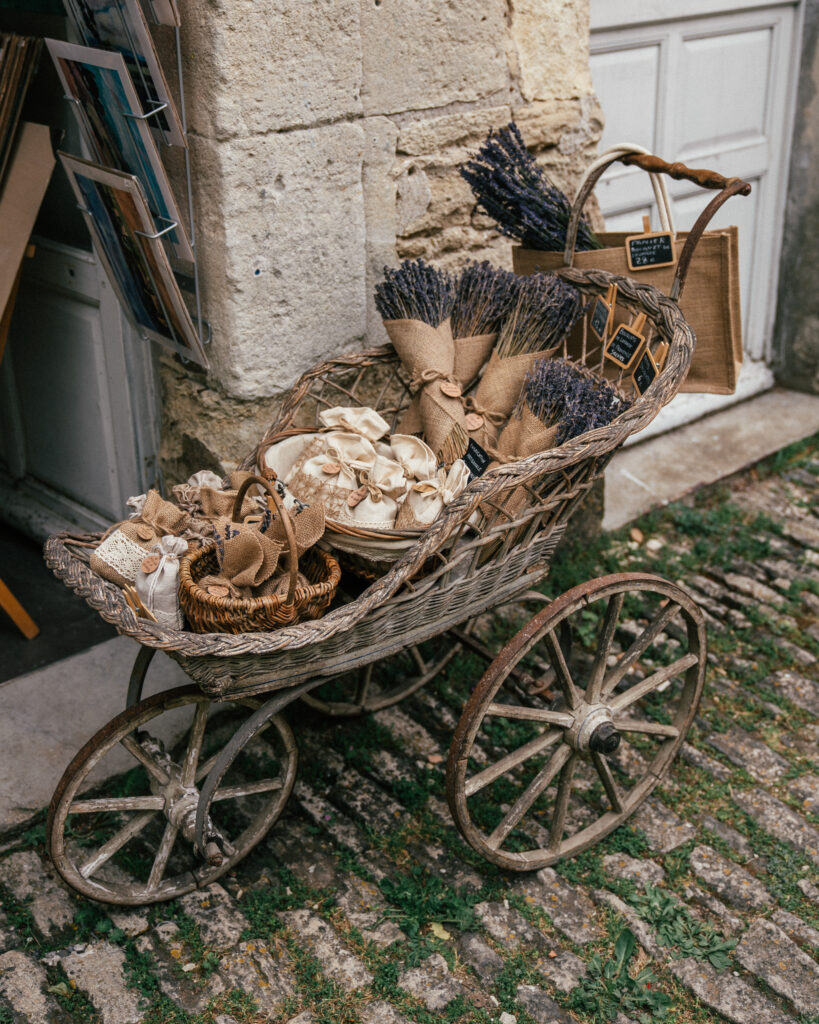 A complete travel guide to Gordes, in Provence including the best viewpoints, sights, hotels, restaurants, cafes and more.