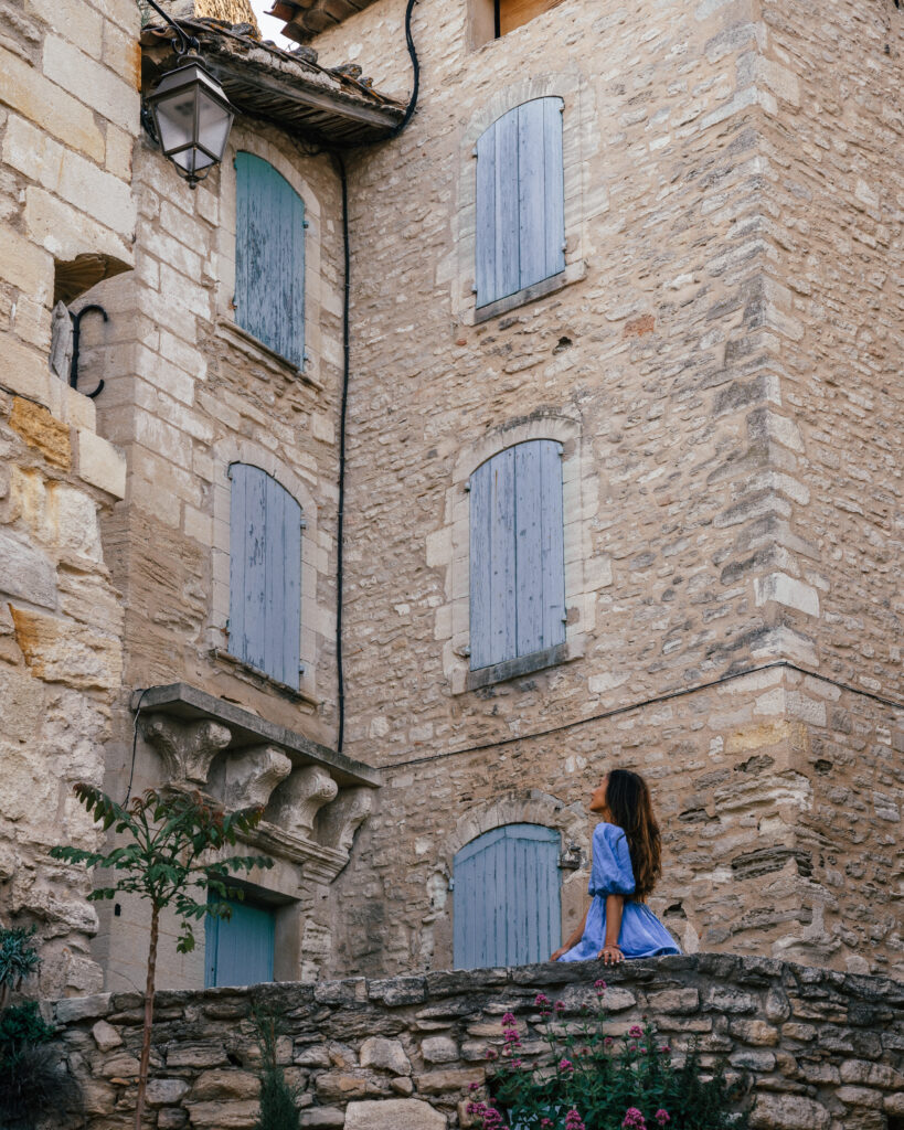 A complete travel guide to Gordes, in Provence including the best viewpoints, sights, hotels, restaurants, cafes and more.