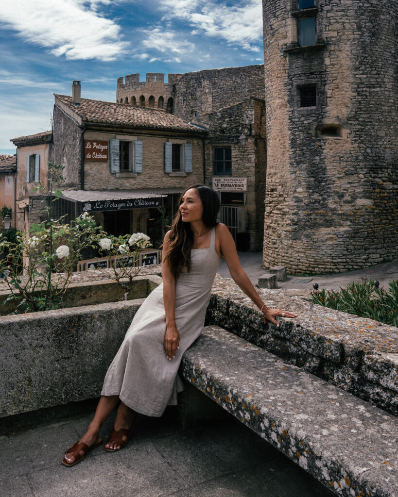 A complete travel guide to Gordes, in Provence including the best viewpoints, sights, hotels, restaurants, cafes and more.