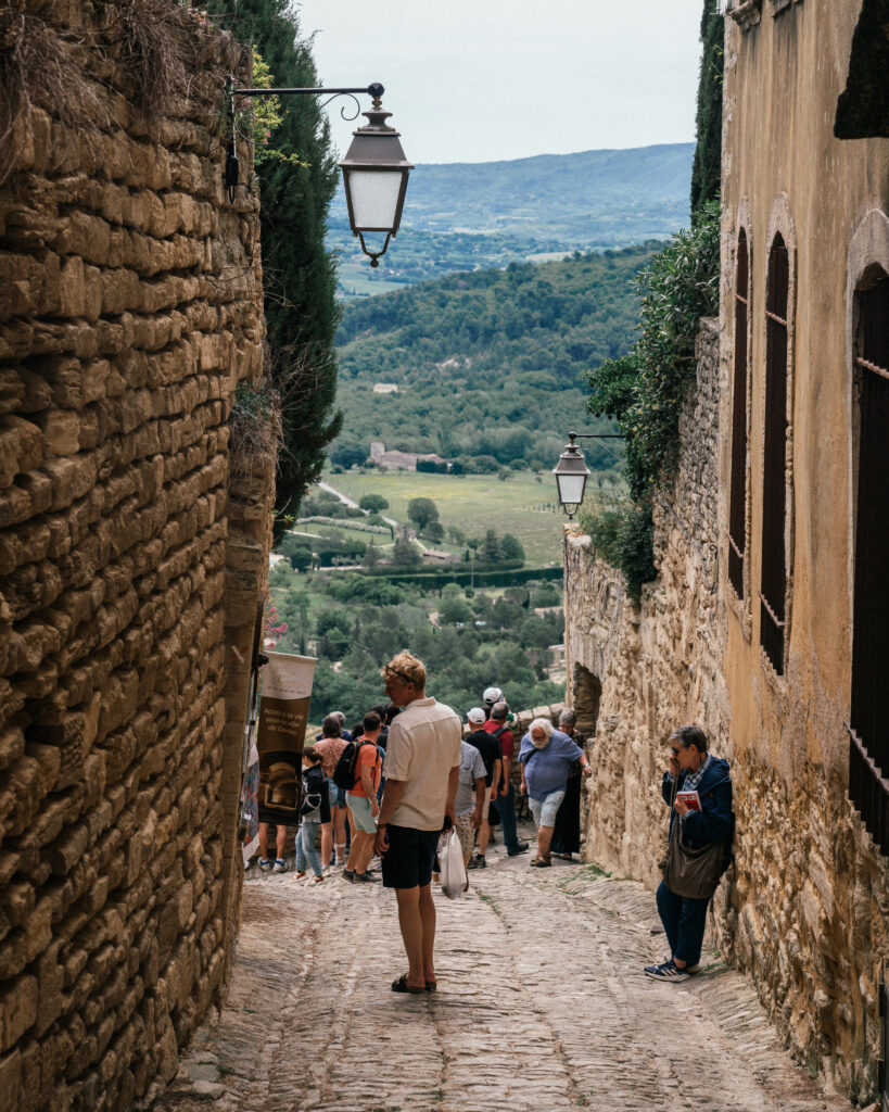 A complete travel guide to Gordes, in Provence including the best viewpoints, sights, hotels, restaurants, cafes and more.