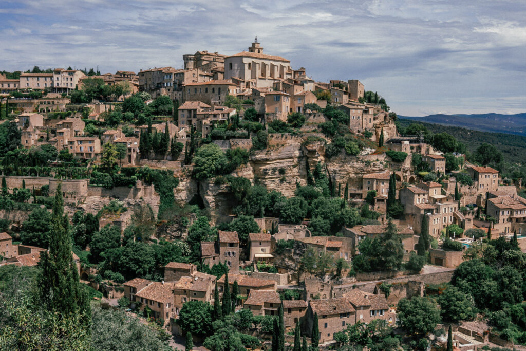 A complete travel guide to Gordes, in Provence including the best viewpoints, sights, hotels, restaurants, cafes and more.