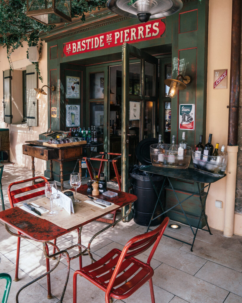 A complete travel guide to Gordes, in Provence including the best viewpoints, sights, hotels, restaurants, cafes and more.