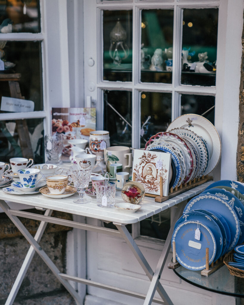 A complete guide to 10 must-visit villages in The Cotswolds including places to visit, Cotswolds photo locations, hotels, restaurants & more. 