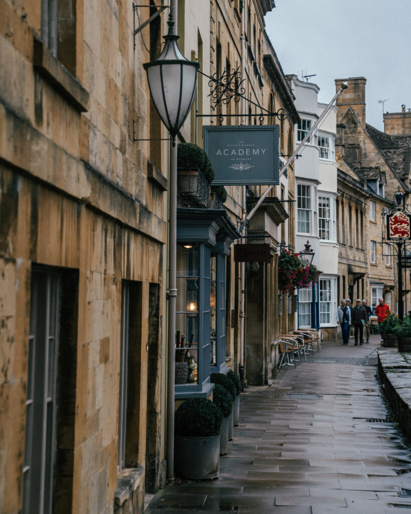 A complete guide to 10 must-visit villages in The Cotswolds including places to visit, Cotswolds photo locations, hotels, restaurants & more. 