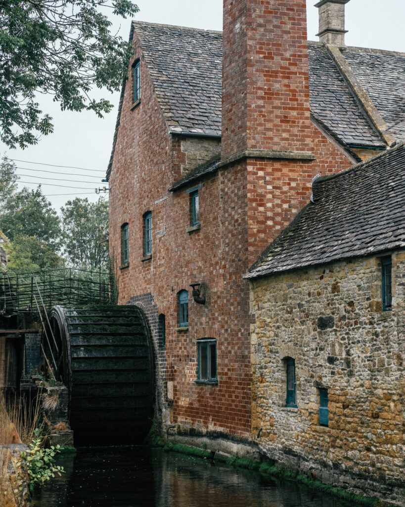 A complete guide to 10 must-visit villages in The Cotswolds including places to visit, Cotswolds photo locations, hotels, restaurants & more. 
