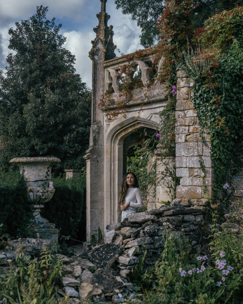 A complete guide to 10 must-visit villages in The Cotswolds including places to visit, Cotswolds photo locations, hotels, restaurants & more. 