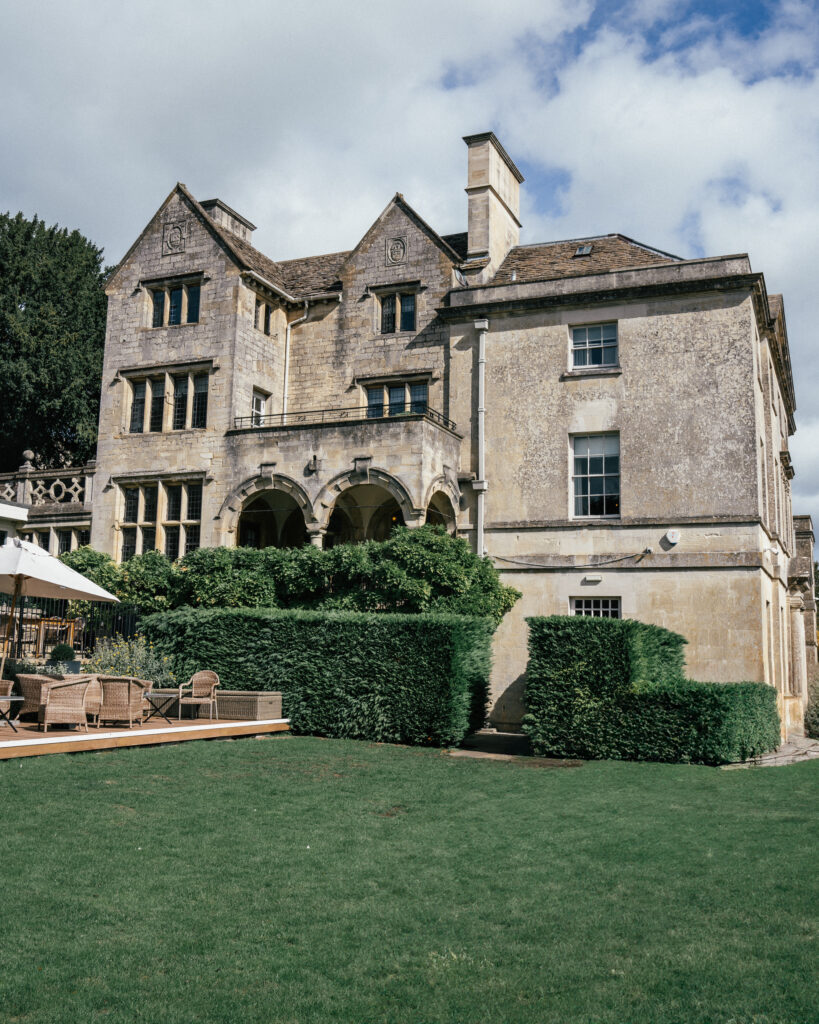 A complete guide to 10 must-visit villages in The Cotswolds including places to visit, Cotswolds photo locations, hotels, restaurants & more. 