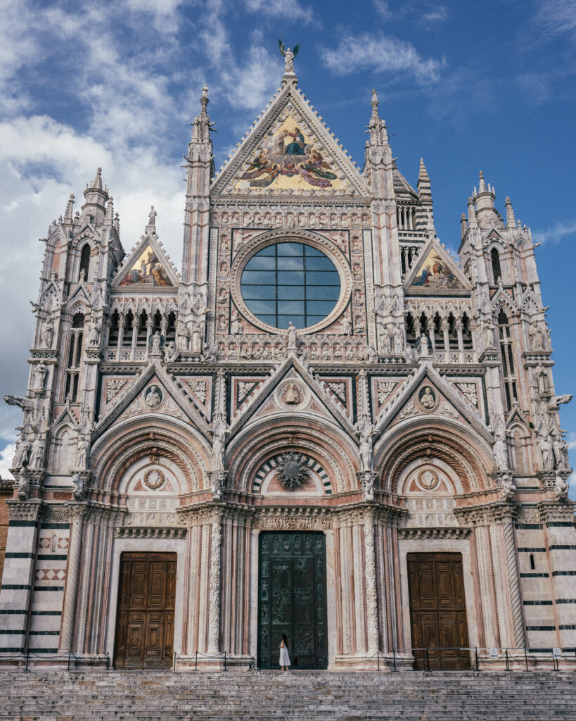 A complete travel guide to Siena, Italy in Tuscany including the best the best places to visit, historical sites, hotels, best Siena viewpoints, restaurants, wine bars, Siena photo locations, travel tips and more.