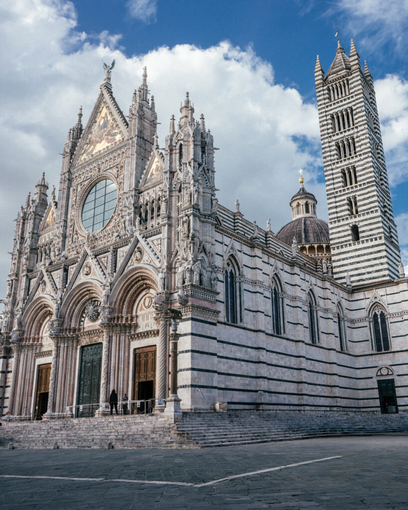 A complete travel guide to Siena, Italy in Tuscany including the best the best places to visit, historical sites, hotels, best Siena viewpoints, restaurants, wine bars, Siena photo locations, travel tips and more.