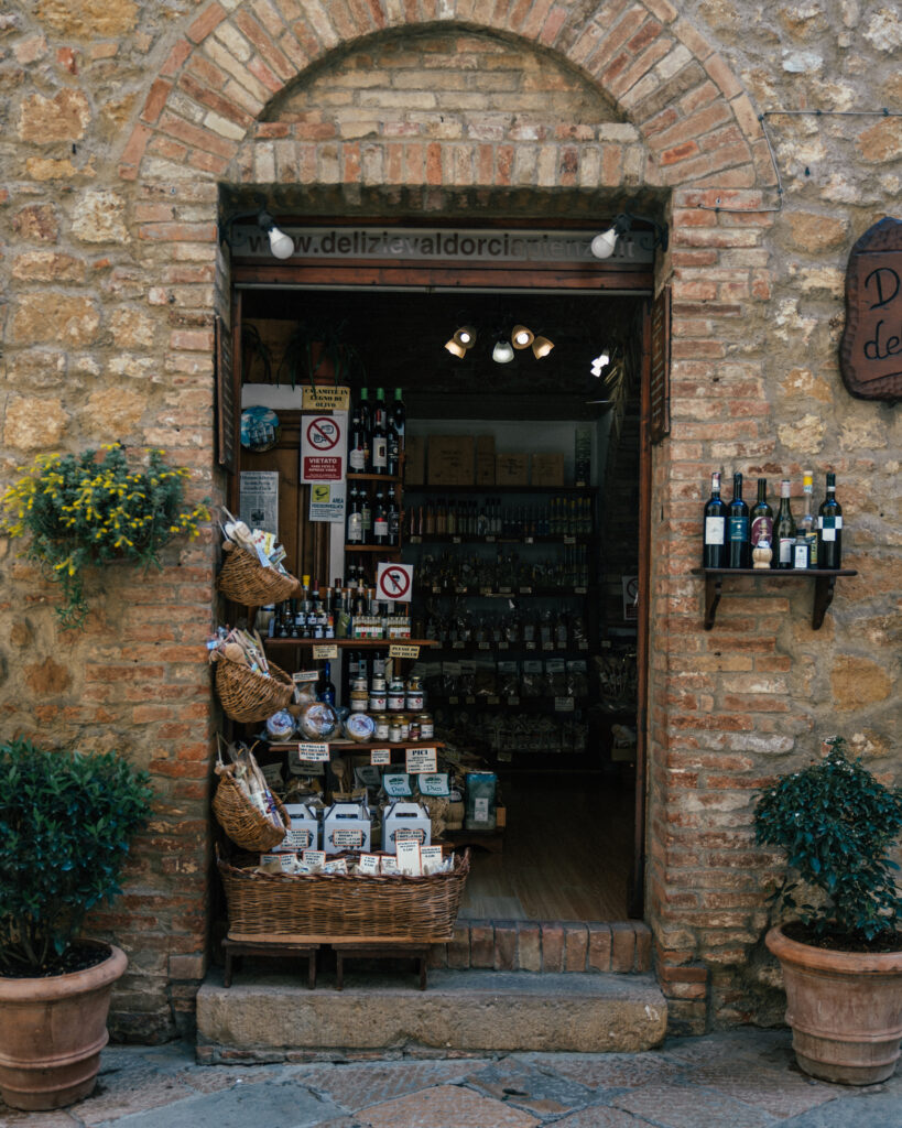 A complete travel guide to Pienza including the best places to visit, viewpoints, restaurants, hotels, Pienza photo locations and more.
