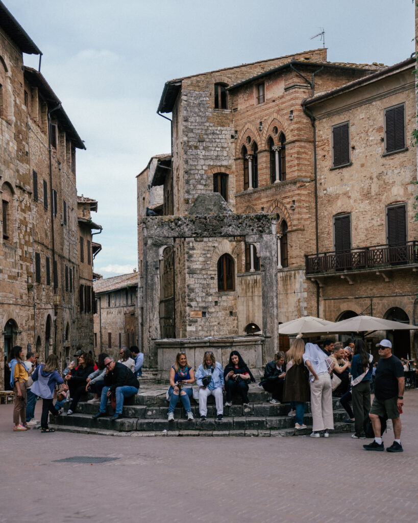 A complete travel guide to San Gimignano in Tuscany including the best places to visit, viewpoints, hotels, restaurants and more. 