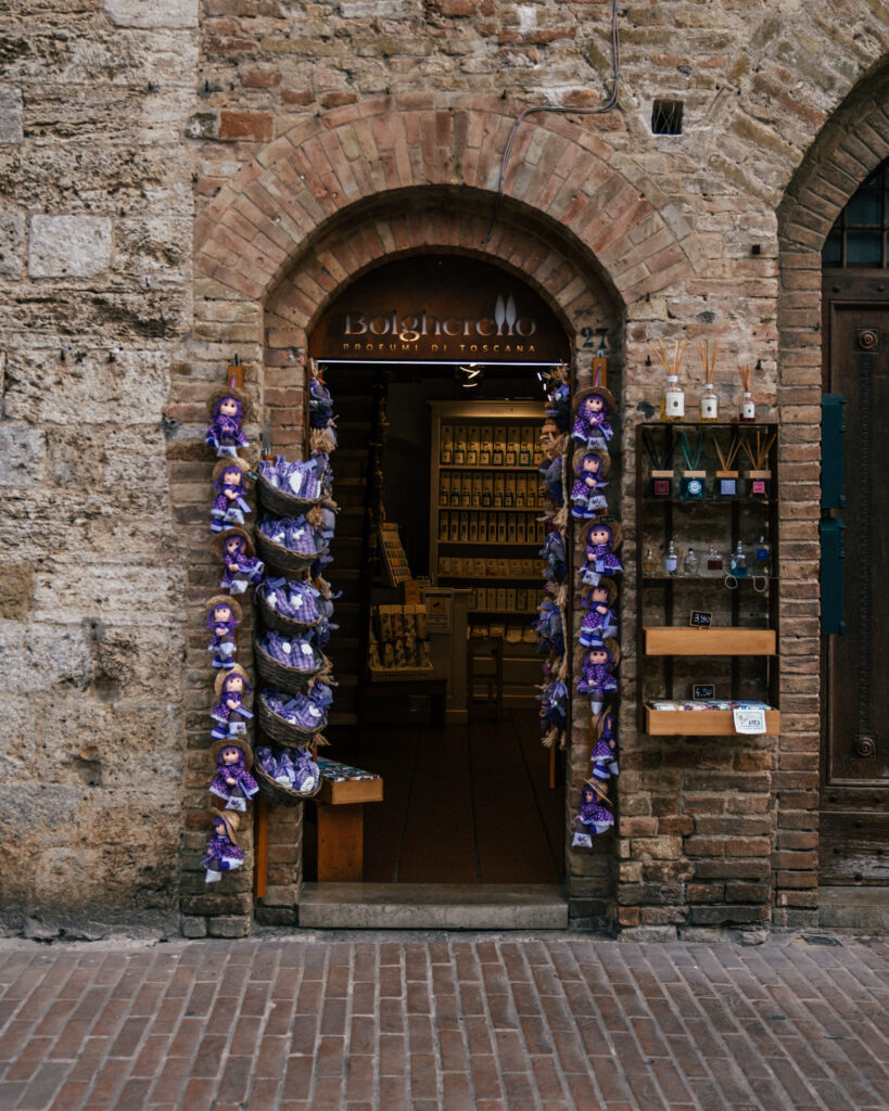 A complete travel guide to San Gimignano in Tuscany including the best places to visit, viewpoints, hotels, restaurants and more. 