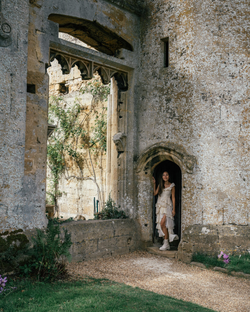 A complete guide to Broadway in the Cotswolds including the best places to visit, tea rooms, pubs, hotels, manors, photo locations and more. 