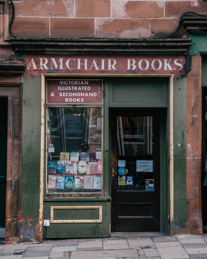 The ultimate travel guide to Edinburgh including the best places to visit, viewpoints, Harry Potter sights, hotels, restaurants, pubs and more. 