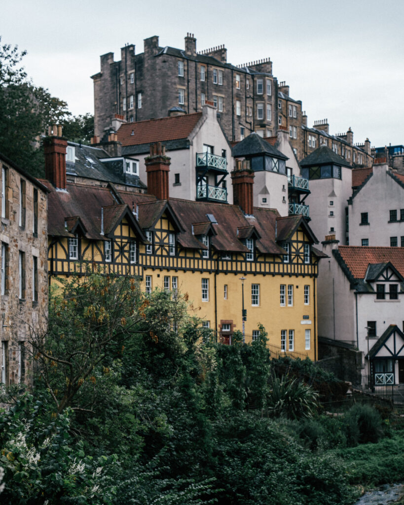 The ultimate travel guide to Edinburgh including the best places to visit, viewpoints, Harry Potter sights, hotels, restaurants, pubs and more. 