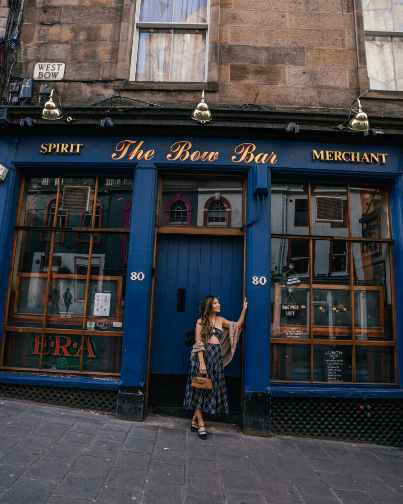 The ultimate travel guide to Edinburgh including the best places to visit, viewpoints, Harry Potter sights, hotels, restaurants, pubs and more. 