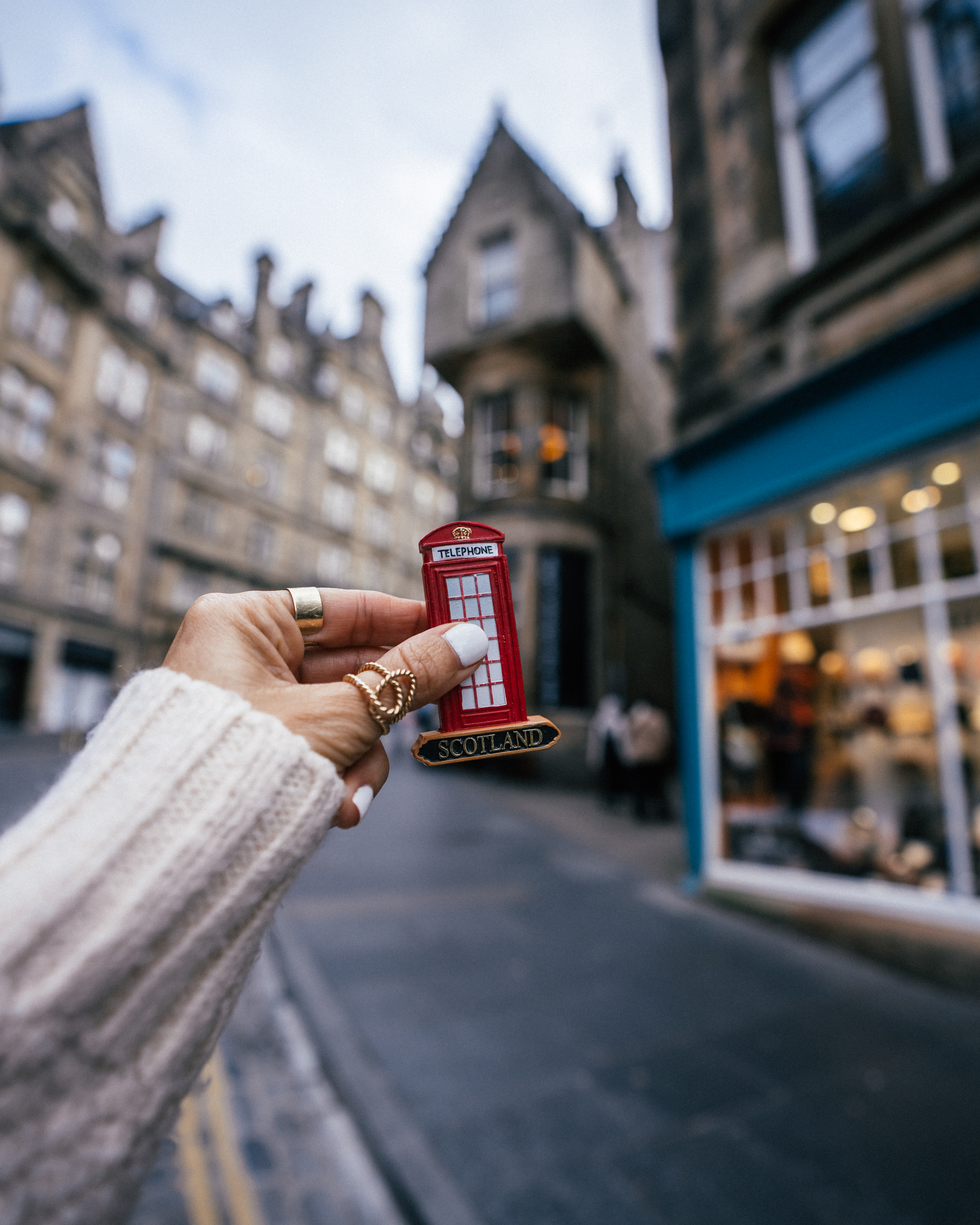 The ultimate travel guide to Edinburgh including the best places to visit, viewpoints, Harry Potter sights, hotels, restaurants, pubs and more. 