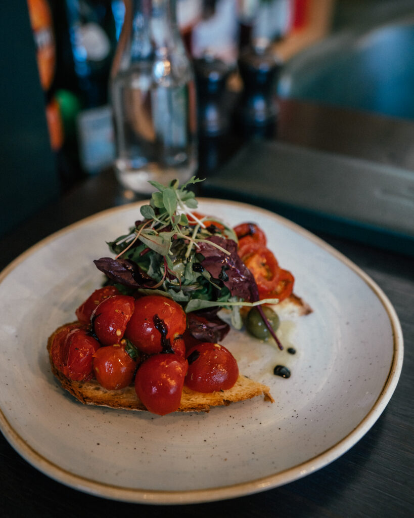 The ultimate travel guide to Edinburgh including the best places to visit, viewpoints, Harry Potter sights, hotels, restaurants, pubs and more. 