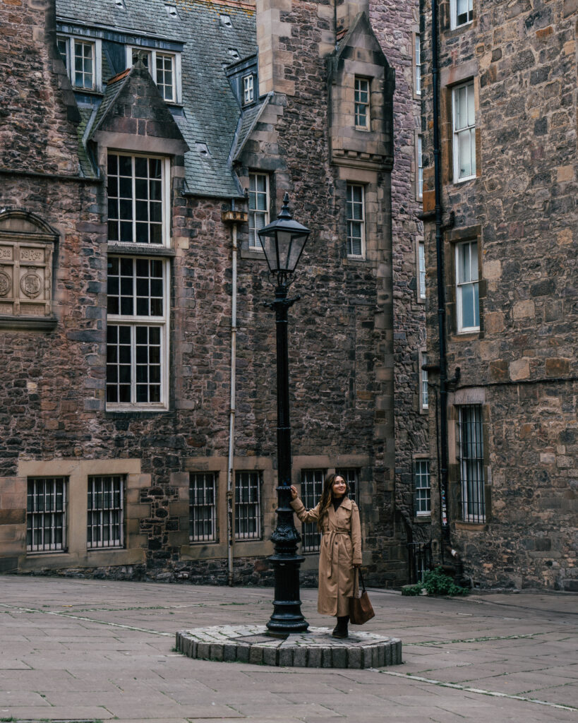 The ultimate travel guide to Edinburgh including the best places to visit, viewpoints, Harry Potter sights, hotels, restaurants, pubs and more. 