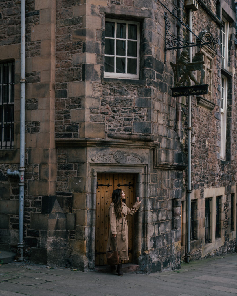 The ultimate travel guide to Edinburgh including the best places to visit, viewpoints, Harry Potter sights, hotels, restaurants, pubs and more. 