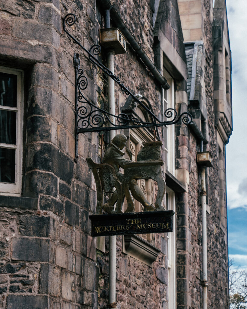 The ultimate travel guide to Edinburgh including the best places to visit, viewpoints, Harry Potter sights, hotels, restaurants, pubs and more. 