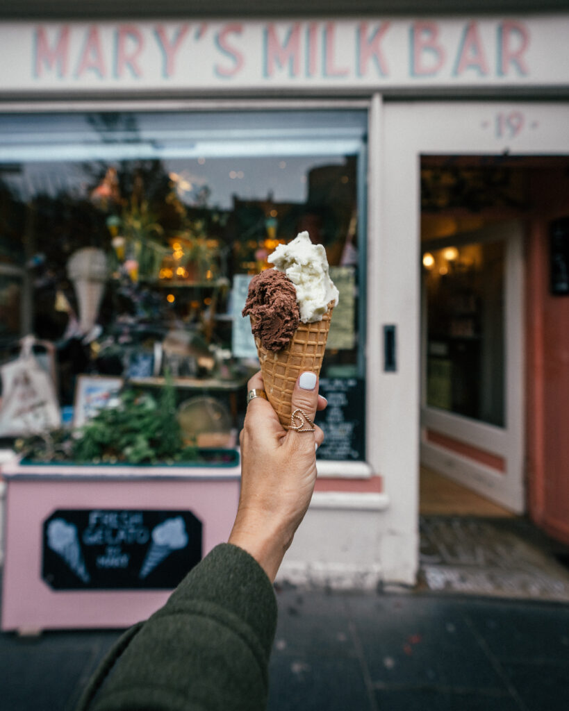 The ultimate travel guide to Edinburgh including the best places to visit, viewpoints, Harry Potter sights, hotels, restaurants, pubs and more. 