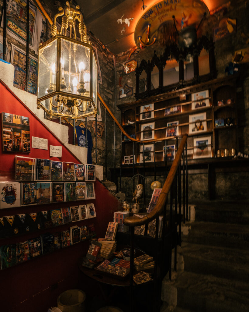The ultimate travel guide to Edinburgh including the best places to visit, viewpoints, Harry Potter sights, hotels, restaurants, pubs and more. 