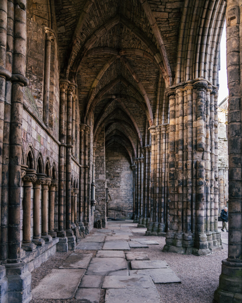 The ultimate travel guide to Edinburgh including the best places to visit, viewpoints, Harry Potter sights, hotels, restaurants, pubs and more. 