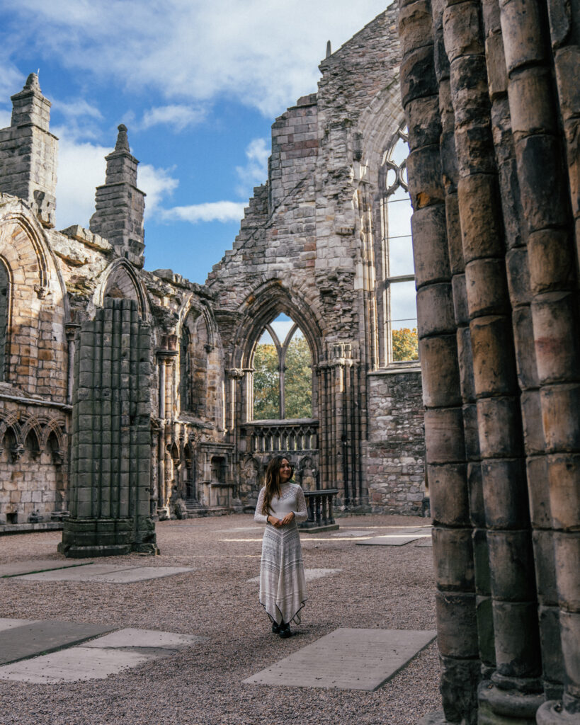 The ultimate travel guide to Edinburgh including the best places to visit, viewpoints, Harry Potter sights, hotels, restaurants, pubs and more. 