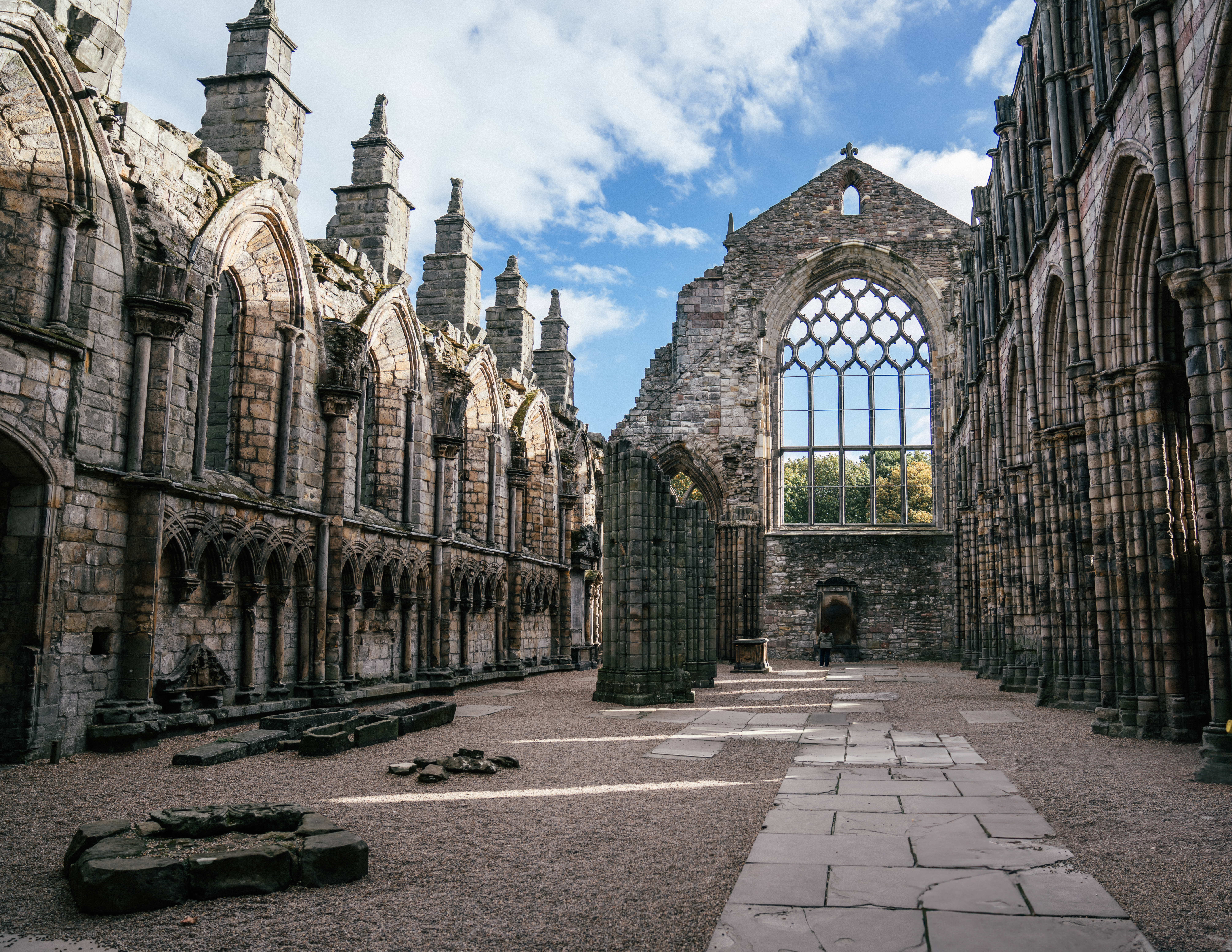 The ultimate travel guide to Edinburgh including the best places to visit, viewpoints, Harry Potter sights, hotels, restaurants, pubs and more. 
