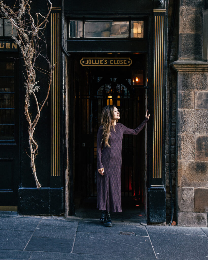 The ultimate travel guide to Edinburgh including the best places to visit, viewpoints, Harry Potter sights, hotels, restaurants, pubs and more. 